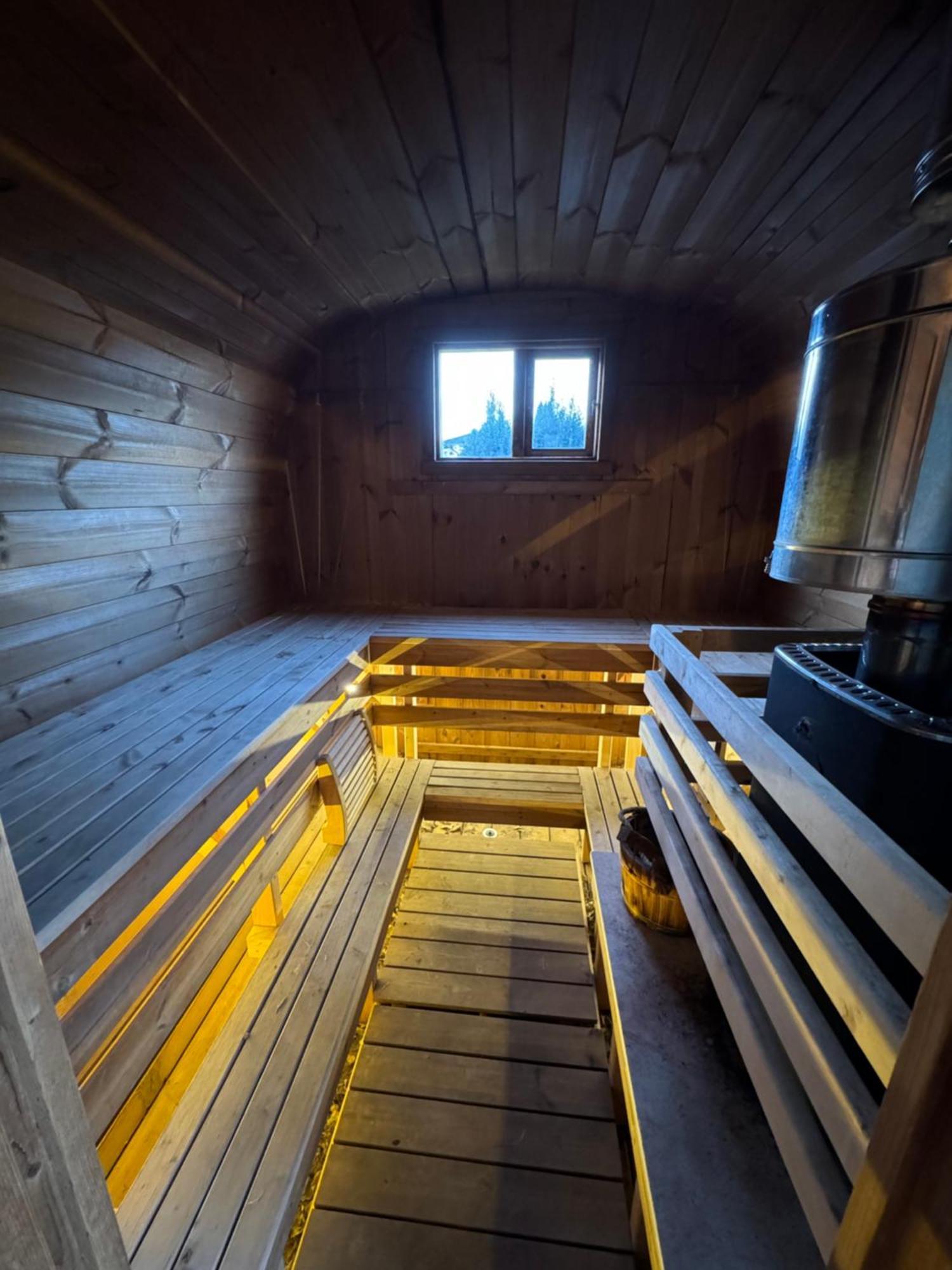 Pool & Sauna *